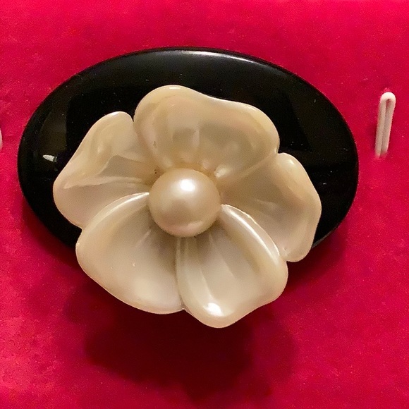 Vintage clip on earrings with matching brooch - Picture 3 of 3